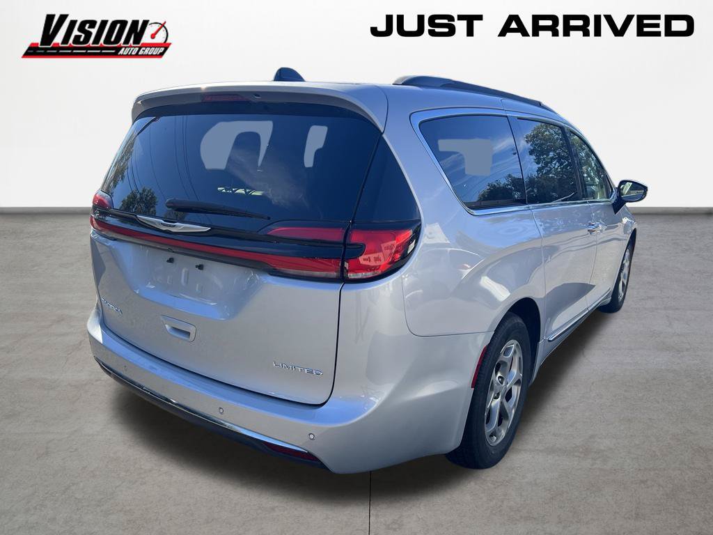 Used 2023 Chrysler Pacifica Limited FWD image 5