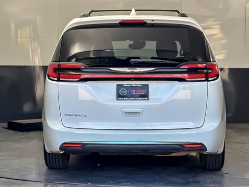 Used 2022 Chrysler Pacifica Touring-L FWD image 4
