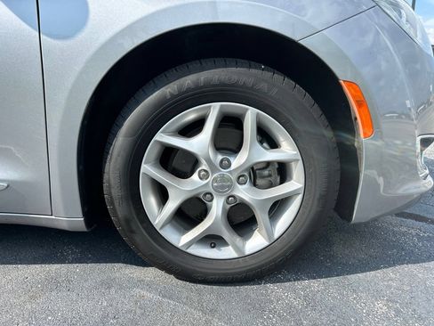 Used 2017 Chrysler Pacifica Touring-L w/ Tire & Wheel Group FWD image 53