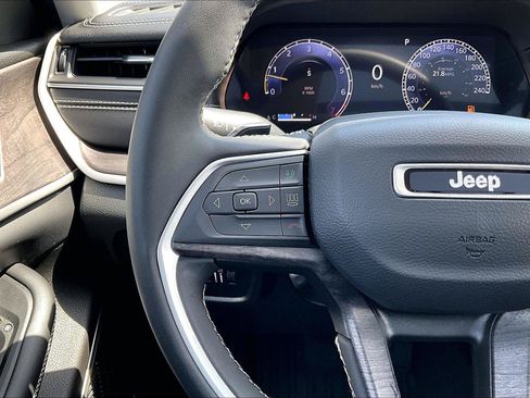 Used 2023 Jeep Grand Cherokee Limited w/ Luxury Tech Group II AWD/4WD image 19