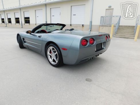 Used 2004 Chevrolet Corvette Convertible w/ Preferred Equipment Group RWD image 19