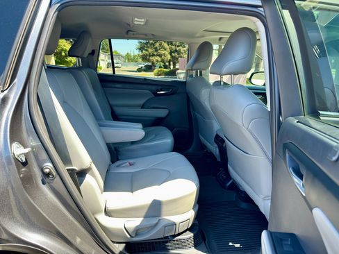 Used 2021 Toyota Highlander XLE AWD/4WD image 13