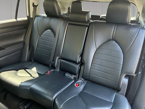 Used 2023 Toyota Highlander XLE image 16