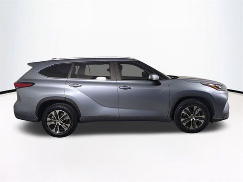 Used 2023 Toyota Highlander XLE FWD image 4