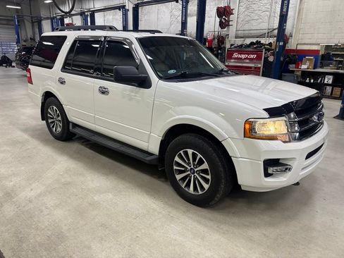 Used 2016 Ford Expedition XLT w/ Equipment Group 202A AWD/4WD image 1