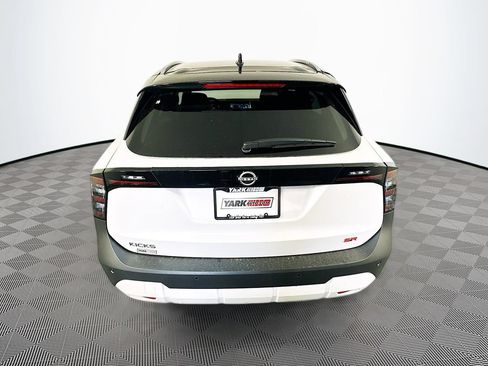 New 2026 Nissan Kicks SR w/ SR Premium Package FWD image 9