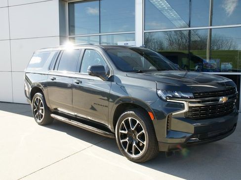 Used 2022 Chevrolet Suburban RST w/ Sport Performance Package image 2