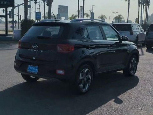 Used 2025 Hyundai Venue SEL image 8