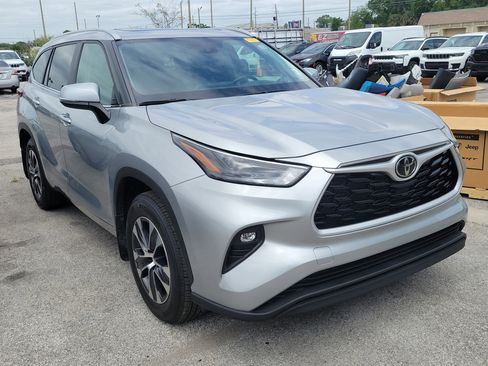 Used 2024 Toyota Highlander XLE image 4