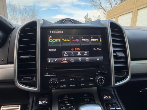 Used 2018 Porsche Cayenne Turbo image 17