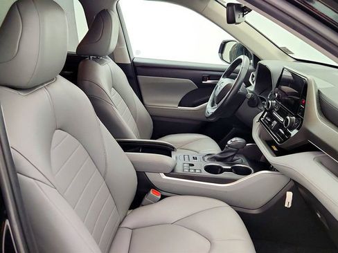 Used 2023 Toyota Highlander XLE image 24