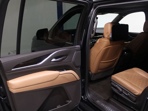 Used 2023 Cadillac Escalade ESV Premium Luxury w/ Performance Package AWD/4WD image 16