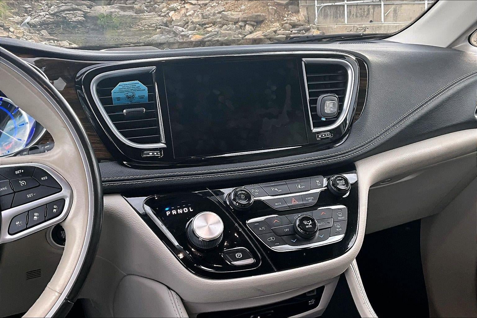 Used 2021 Chrysler Pacifica Limited w/ Uconnect Theater Family Group FWD image 5