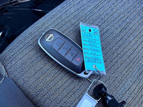 Used 2023 Nissan Rogue SV image 11