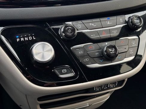 Used 2024 Chrysler Pacifica Touring-L image 22