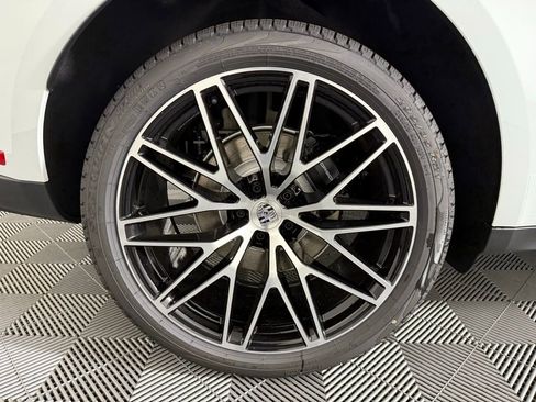 Certified 2025 Porsche Macan image 13