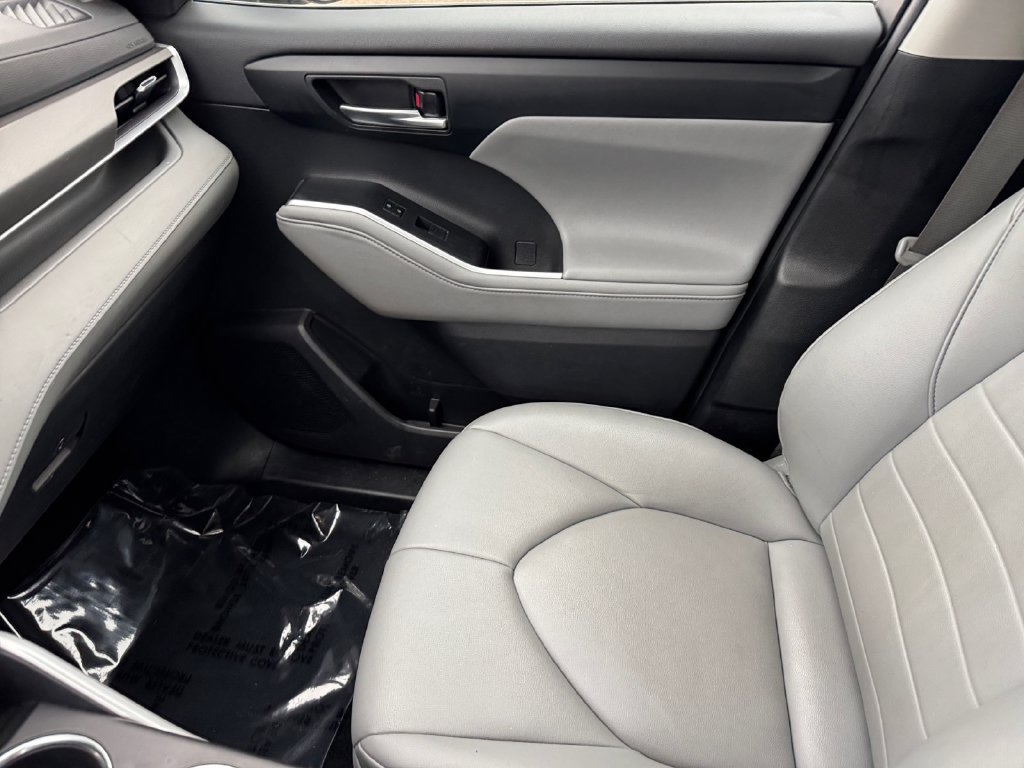 Used 2021 Toyota Highlander XLE AWD/4WD image 30