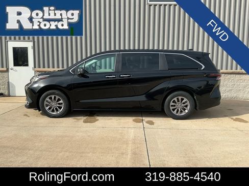 Used 2023 Toyota Sienna XLE image 2