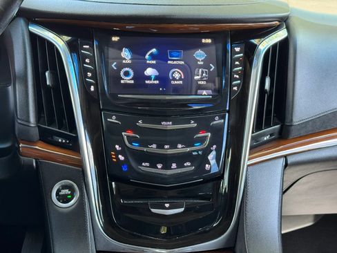 Used 2017 Cadillac Escalade Luxury AWD/4WD image 16