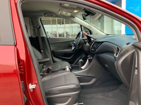 Used 2022 Chevrolet Trax LT w/ LT Convenience Package image 16