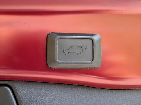 Used 2019 Toyota RAV4 XLE Premium FWD image 9