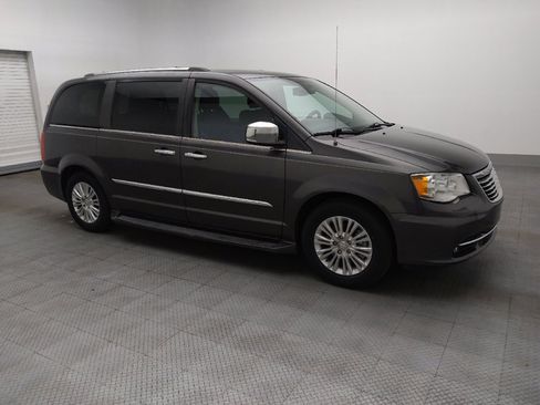 Used 2015 Chrysler Town & Country Limited Platinum FWD image 11