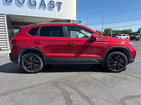 Used 2024 Volkswagen Taos SE w/ Panoramic Sunroof Package AWD/4WD image 4