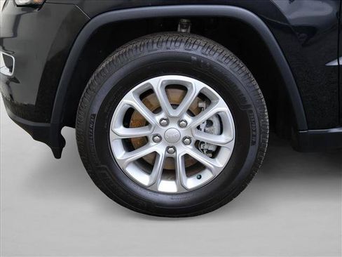 Used 2021 Jeep Grand Cherokee Laredo AWD/4WD image 28