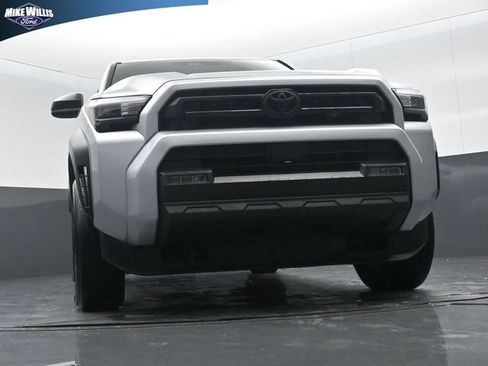 Used 2025 Toyota 4Runner SR5 AWD/4WD image 18