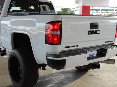 Used 2017 GMC Sierra 3500 Denali w/ Duramax Plus Package image 9