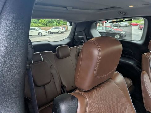 Used 2017 Chrysler Pacifica Limited w/ UConnect Theater Package FWD image 10
