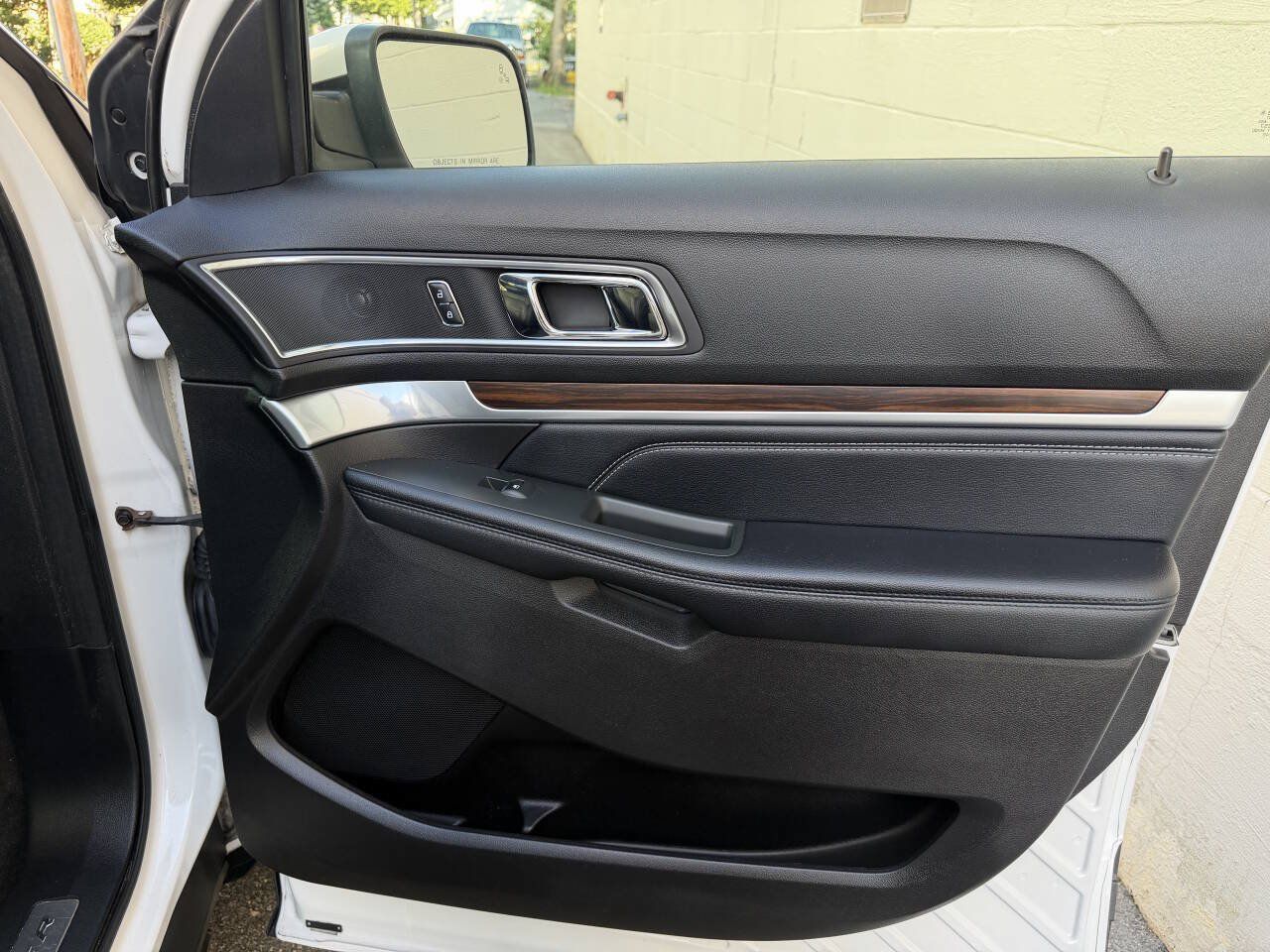 Used 2017 Ford Explorer Limited w/ Equipment Group 301A AWD/4WD image 28