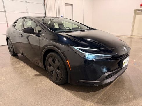 Used 2025 Toyota Prius LE FWD image 3