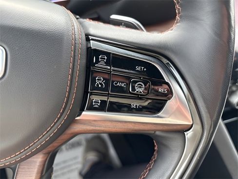 Used 2022 Jeep Grand Cherokee Summit w/ Luxury Tech Group V image 10