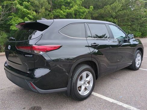 Used 2023 Toyota Highlander LE image 4
