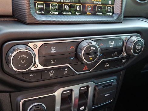 Used 2023 Jeep Wrangler Sport AWD/4WD image 15