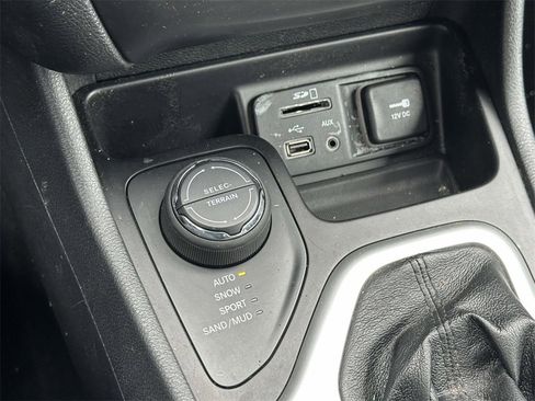 Used 2014 Jeep Cherokee Sport image 29