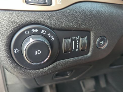 Used 2018 Jeep Cherokee Limited image 31