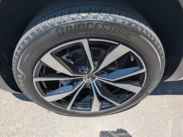 Certified 2024 Volkswagen Atlas SEL Premium R-Line AWD/4WD image 9