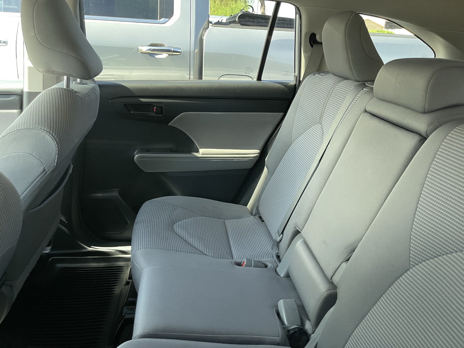 Used 2022 Toyota Highlander LE AWD/4WD image 8
