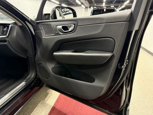 Used 2019 Volvo XC60 T5 Momentum w/ Multimedia Package AWD/4WD image 32