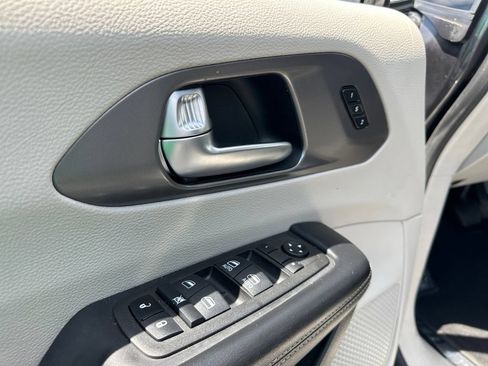 Used 2022 Chrysler Pacifica Touring-L FWD image 15
