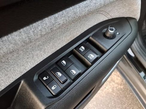 Used 2024 Jeep Compass Latitude w/ Sun and Sound Group AWD/4WD image 31