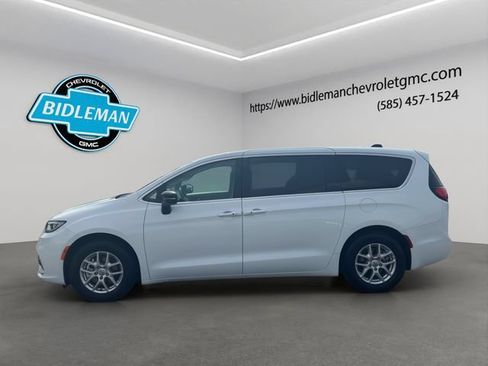 Used 2024 Chrysler Pacifica Touring-L FWD image 4