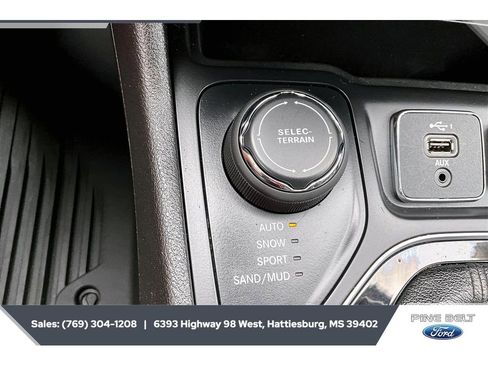 Used 2021 Jeep Cherokee Latitude Plus AWD/4WD image 23