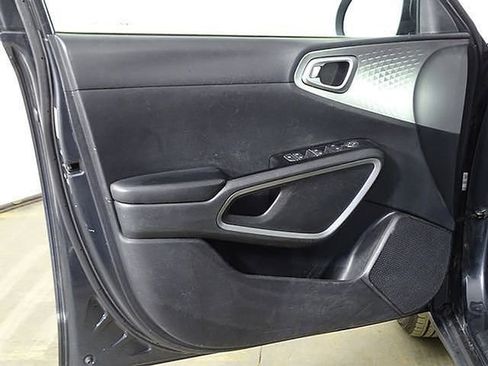 Used 2020 Kia Soul LX image 16