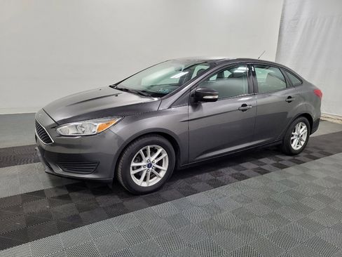 Used 2016 Ford Focus SE FWD image 2