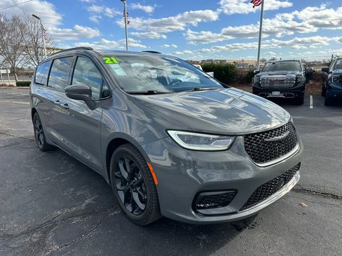 Used 2021 Chrysler Pacifica Touring-L w/ S Appearance Package image 4