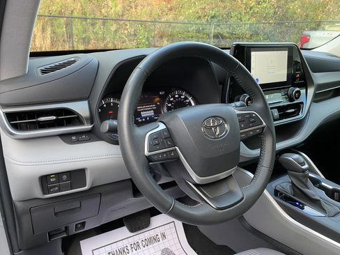 Used 2024 Toyota Highlander LE image 17