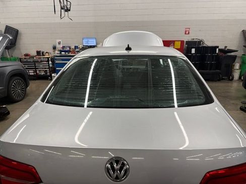 Used 2015 Volkswagen Jetta SE FWD image 2